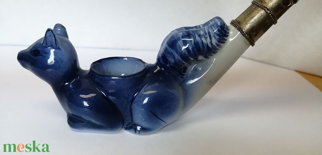 Antik kézműves porcelán pipa mókussal, alpakka díszes szárral - otthon & életmód - dekoráció - asztal és polc dekoráció - hamutál, öngyújtó, pipa - Meska.hu Antik kézműves porcelán pipa mókussal, alpakka díszes szárral - otthon & életmód - dekoráció - asztal és polc dekoráció - hamutál, öngyújtó, pipa - Meska.hu