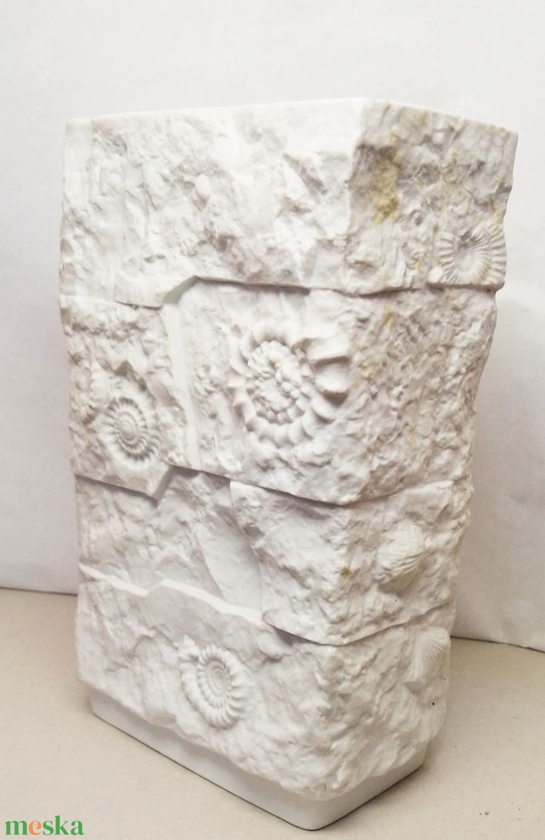 Fossziliás felületű téglatest forma matt fehér váza Bavaria 1960-es évek - otthon & életmód - dekoráció - virágdísz és tartó - váza - Meska.hu Fossziliás felületű téglatest forma matt fehér váza Bavaria 1960-es évek - otthon & életmód - dekoráció - virágdísz és tartó - váza - Meska.hu