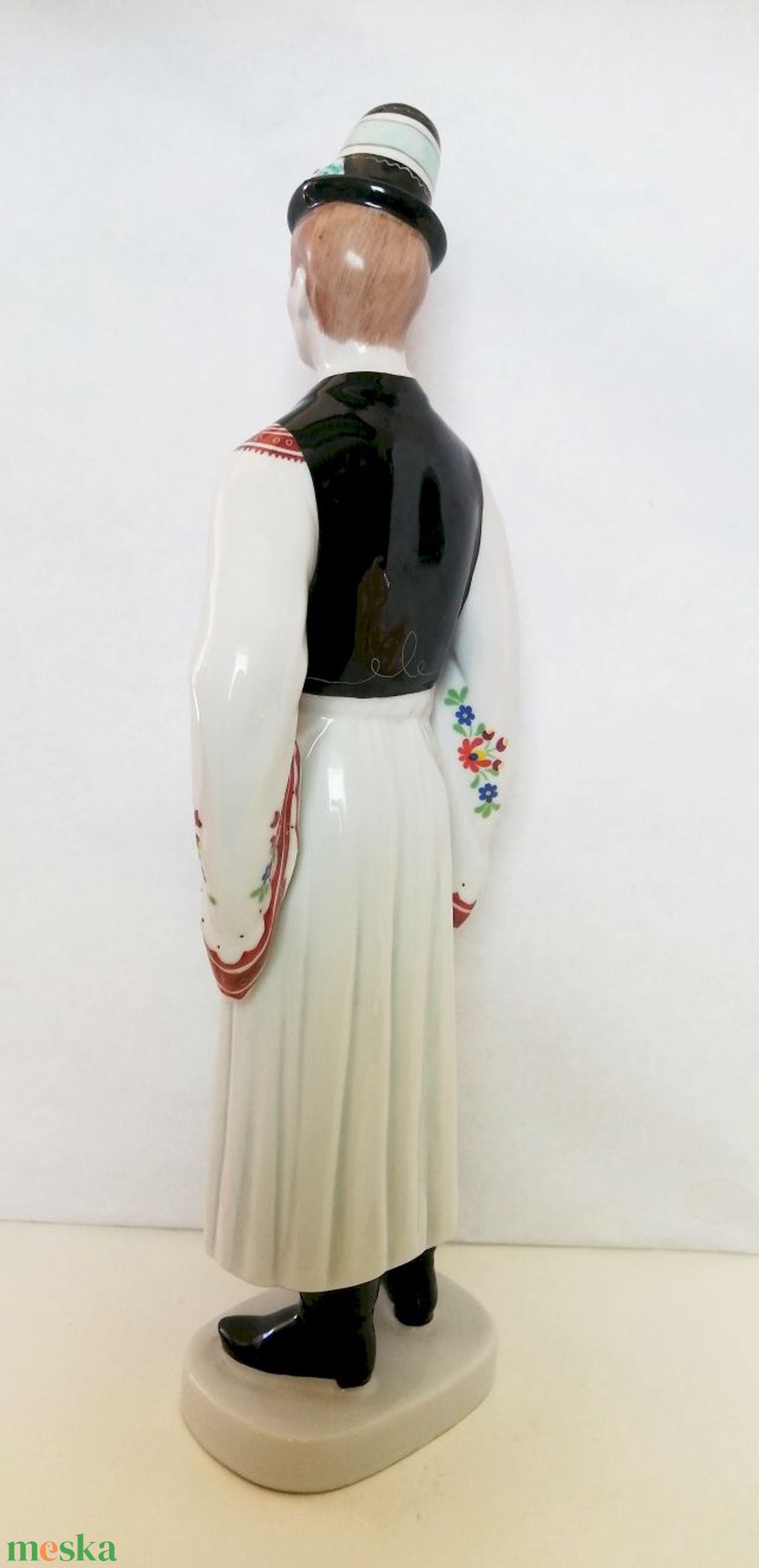 Népviseltbe öltözött hímzett ruhás kalapos legényke. Hollóházi porcelán figura antik jelzéssel - művészet - szobor - kerámia - Meska.hu
