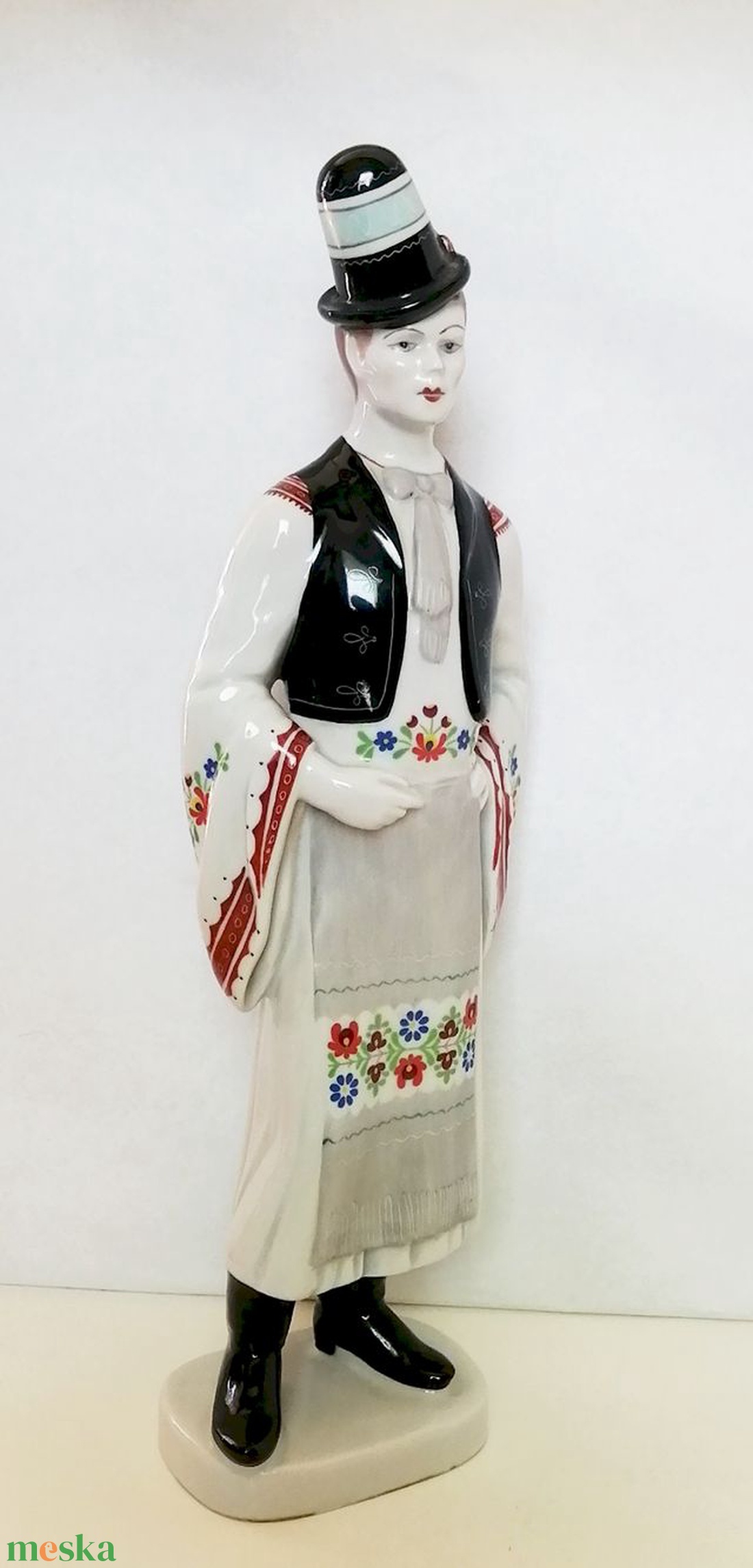 Népviseltbe öltözött hímzett ruhás kalapos legényke. Hollóházi porcelán figura antik jelzéssel - művészet - szobor - kerámia - Meska.hu