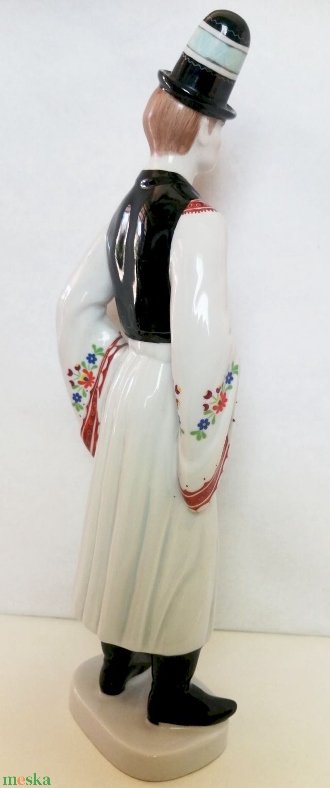 Népviseltbe öltözött hímzett ruhás kalapos legényke. Hollóházi porcelán figura antik jelzéssel - művészet - szobor - kerámia - Meska.hu