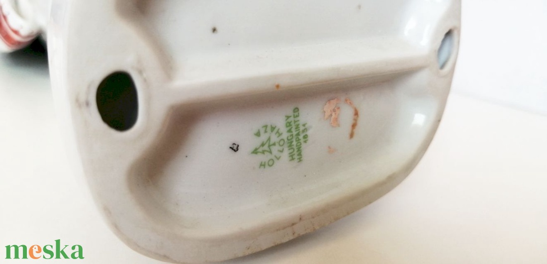 Népviseltbe öltözött hímzett ruhás kalapos legényke. Hollóházi porcelán figura antik jelzéssel - művészet - szobor - kerámia - Meska.hu
