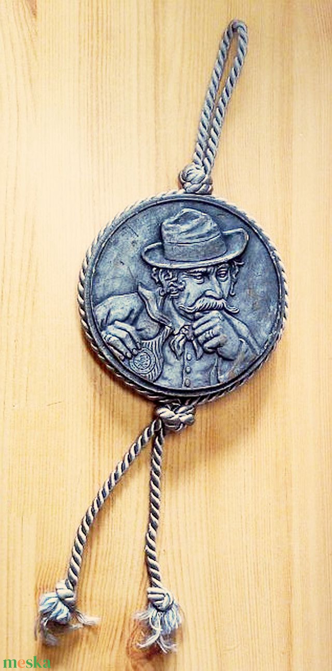 Viaszból öntött zsinóros fali függeszték kalapos öregúrral - otthon & életmód - dekoráció - fali és függő dekoráció - falra akasztható dekor - Meska.hu