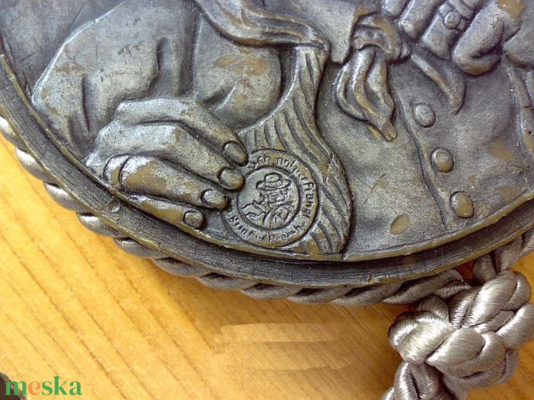 Viaszból öntött zsinóros fali függeszték kalapos öregúrral - otthon & életmód - dekoráció - fali és függő dekoráció - falra akasztható dekor - Meska.hu