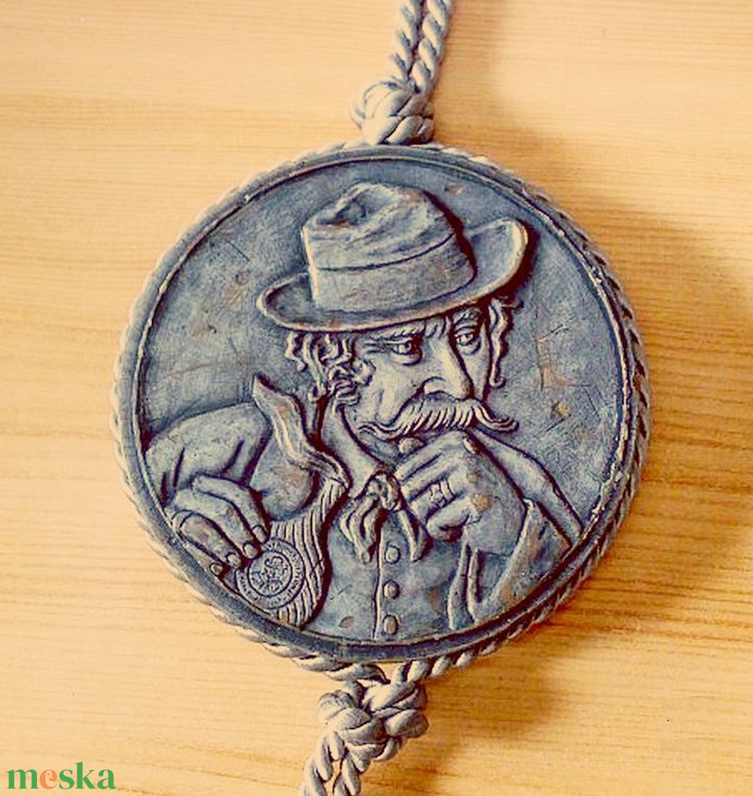 Viaszból öntött zsinóros fali függeszték kalapos öregúrral - otthon & életmód - dekoráció - fali és függő dekoráció - falra akasztható dekor - Meska.hu