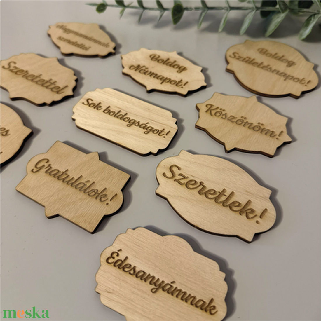 Egyedi gravírozott virágkísérő táblák Személyre szabott üzenetekkel - kellékek & szerszámok - dekorációs kellékek - egyéb kellékek - Meska.hu Egyedi gravírozott virágkísérő táblák Személyre szabott üzenetekkel - kellékek & szerszámok - dekorációs kellékek - egyéb kellékek - Meska.hu