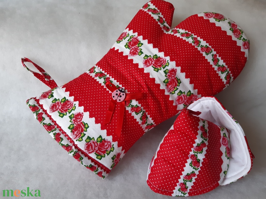 Piros virágmintás edényfogókesztyű fedőfogóval - otthon & életmód - konyhafelszerelés, tálalás - konyhai textil - edényfogó & edényfedő - Meska.hu
