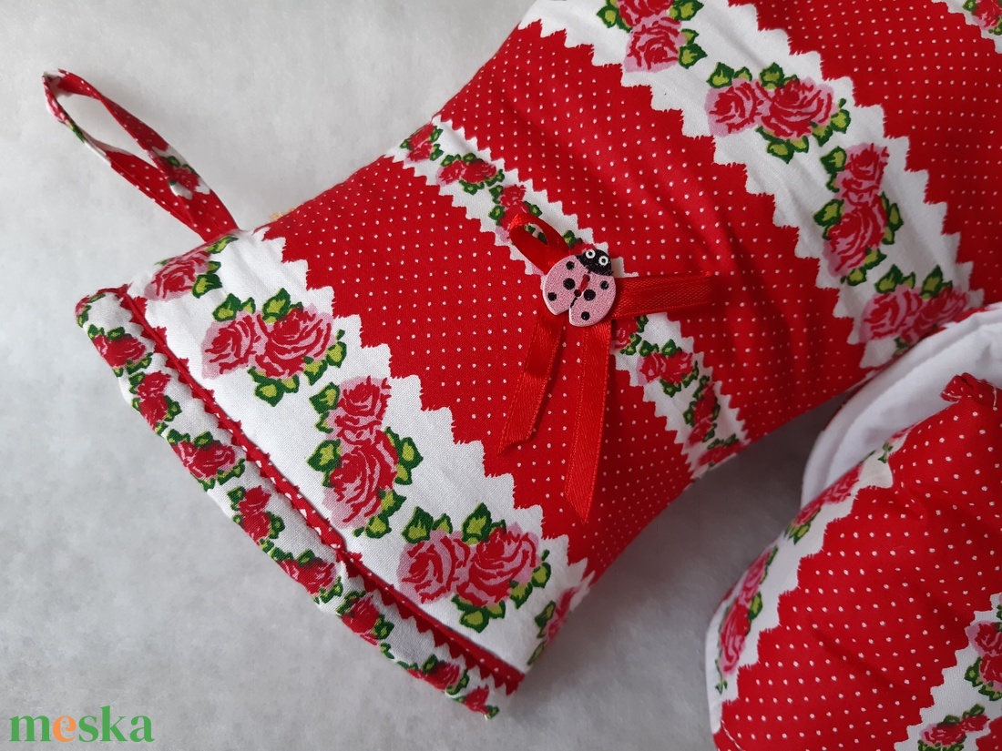 Piros virágmintás edényfogókesztyű fedőfogóval - otthon & életmód - konyhafelszerelés, tálalás - konyhai textil - edényfogó & edényfedő - Meska.hu