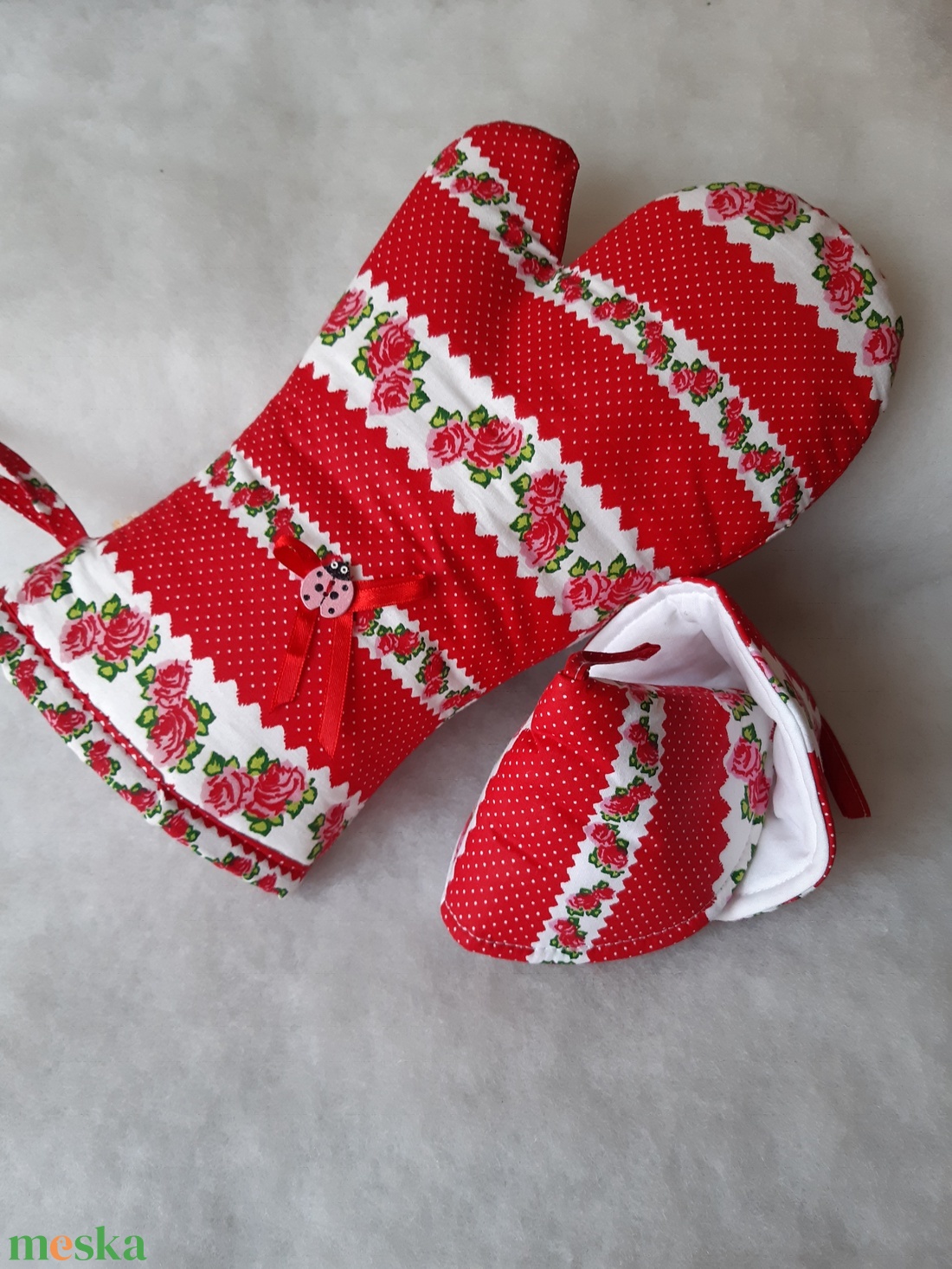 Piros virágmintás edényfogókesztyű fedőfogóval - otthon & életmód - konyhafelszerelés, tálalás - konyhai textil - edényfogó & edényfedő - Meska.hu