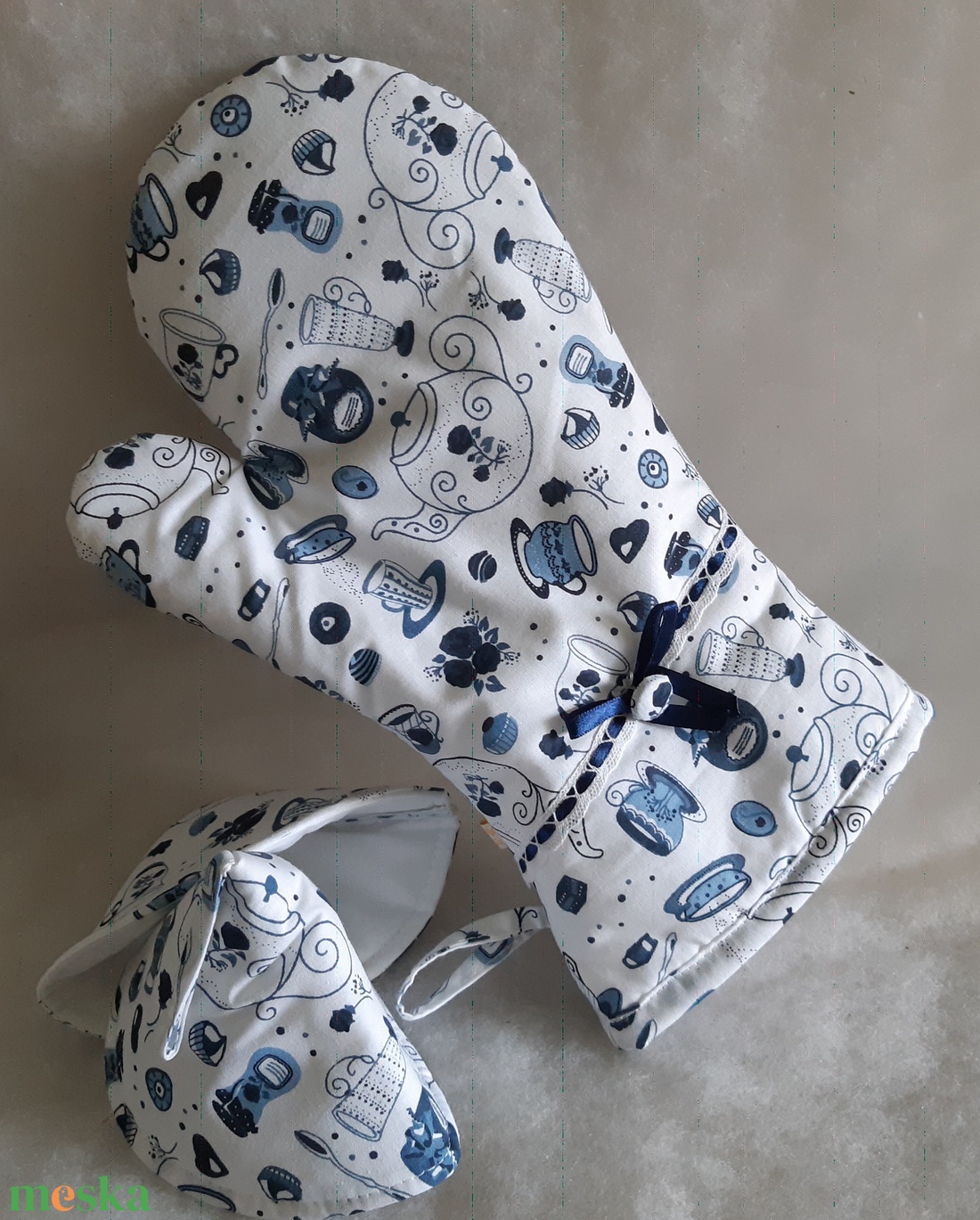 Kékmintás edényfogókesztyű fedőfogóval - otthon & életmód - konyhafelszerelés, tálalás - konyhai textil - edényfogó & edényfedő - Meska.hu Kékmintás edényfogókesztyű fedőfogóval - otthon & életmód - konyhafelszerelés, tálalás - konyhai textil - edényfogó & edényfedő - Meska.hu