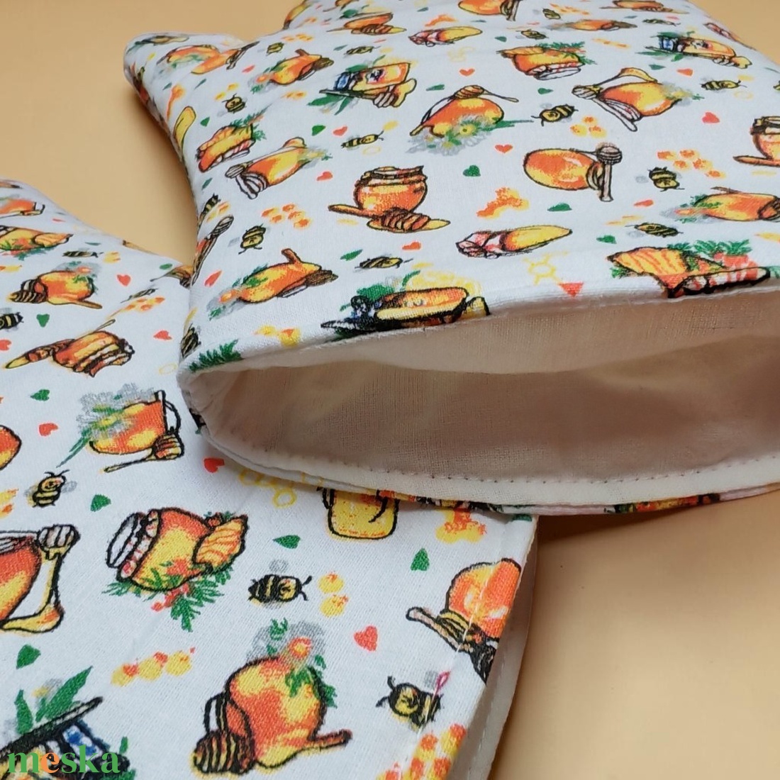 Mézes mintás edényfogó kesztyű pár � vastag vatelinnel, kézzel készítve - otthon & életmód - konyhafelszerelés, tálalás - konyhai textil - edényfogó & edényfedő - Meska.hu