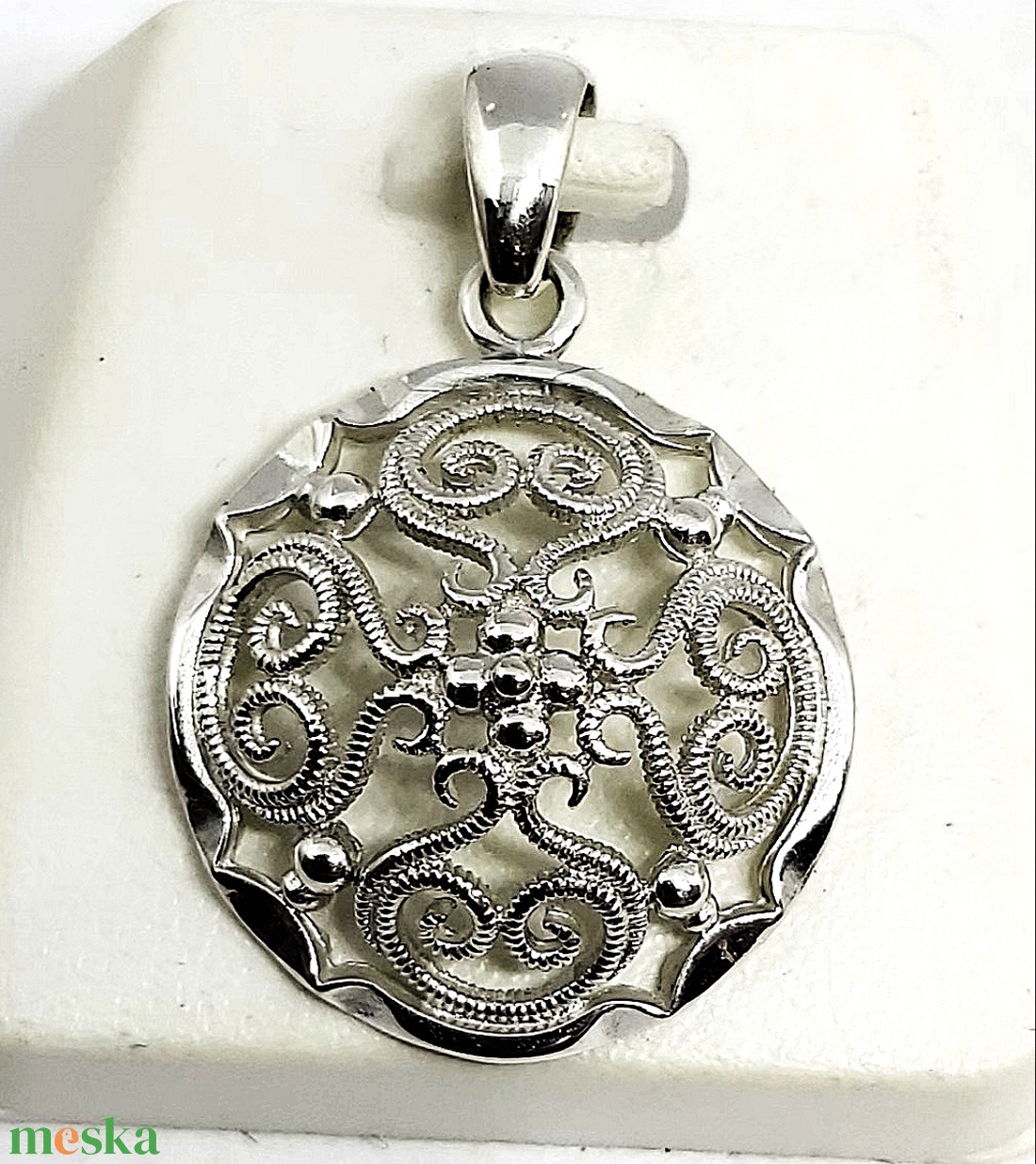 Ezüst kerek, indás medál, különleges vintage stílusú,Budapesten átvehető 925 ezüst ékszer - ékszer - nyaklánc - medál - Meska.hu Ezüst kerek, indás medál, különleges vintage stílusú,Budapesten átvehető 925 ezüst ékszer - ékszer - nyaklánc - medál - Meska.hu