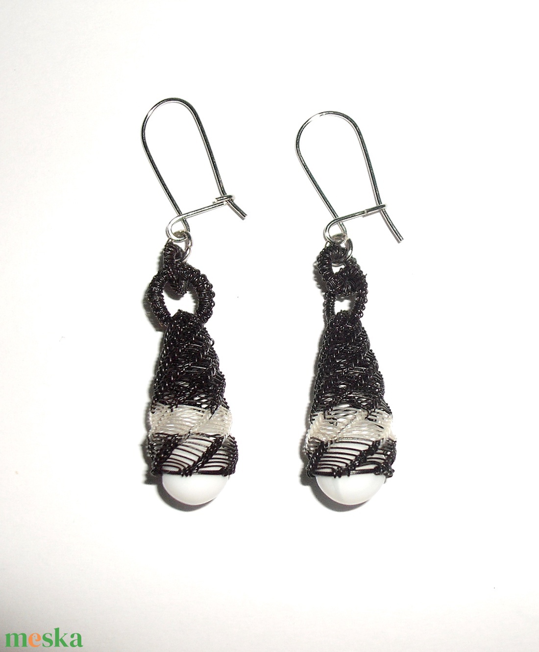 Lószőr fülbevaló, színes üveggyönggyel - ékszer - fülbevaló - lógó fülbevaló - Meska.hu