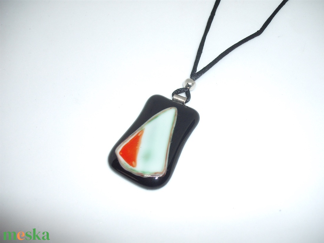 ÜVEGMEDÁL, fekete-halványzöld-narancspiros - ékszer - nyaklánc - medálos nyaklánc - Meska.hu