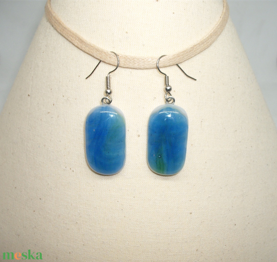 ÜVEG FÜLBEVALÓ, fehér-kék-zöld - ékszer - fülbevaló - lógó fülbevaló - Meska.hu