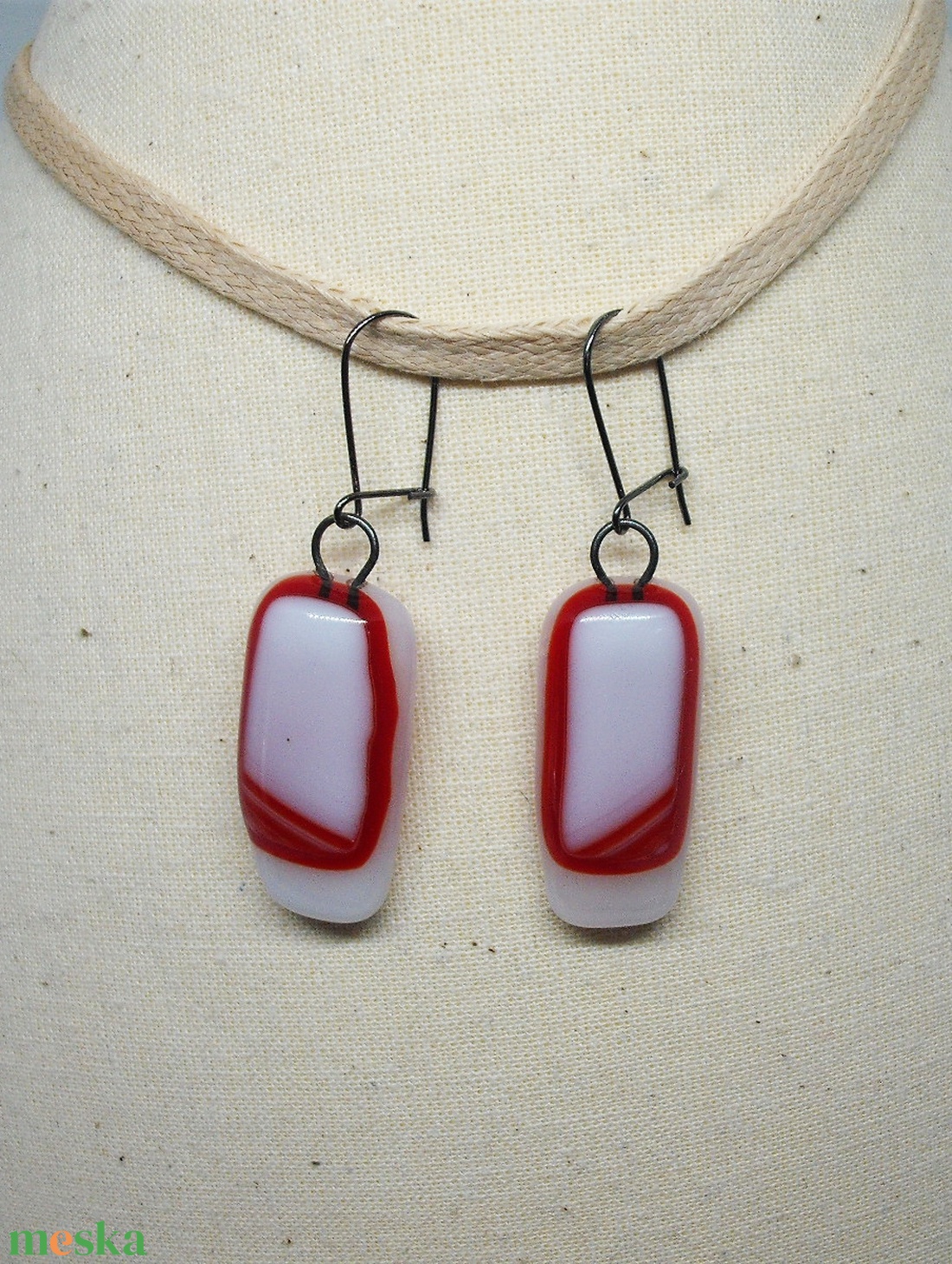 ÜVEG FÜLBEVALÓ, piros-fehér - ékszer - fülbevaló - lógó fülbevaló - Meska.hu