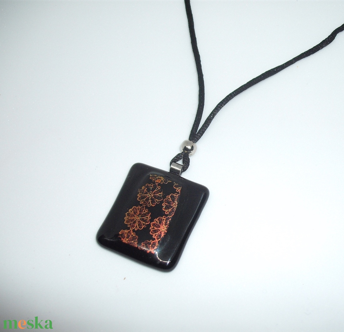ÜVEGÉKSZER, fekete-piros színű, virágmintázatú medál - ékszer - ékszerszett - Meska.hu
