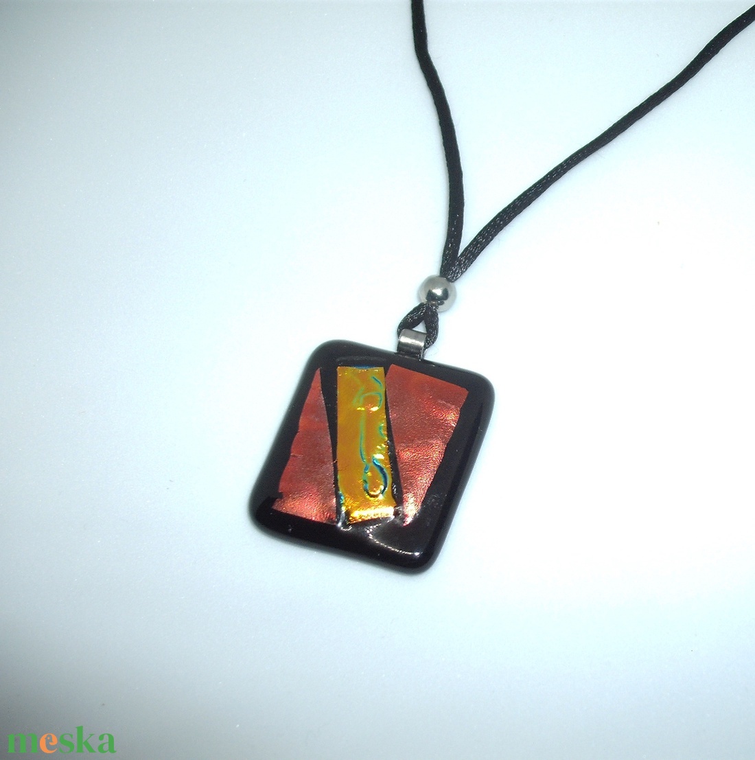 ÜVEGÉKSZER, fekete-piros-arany színű medál - ékszer - ékszerszett - Meska.hu