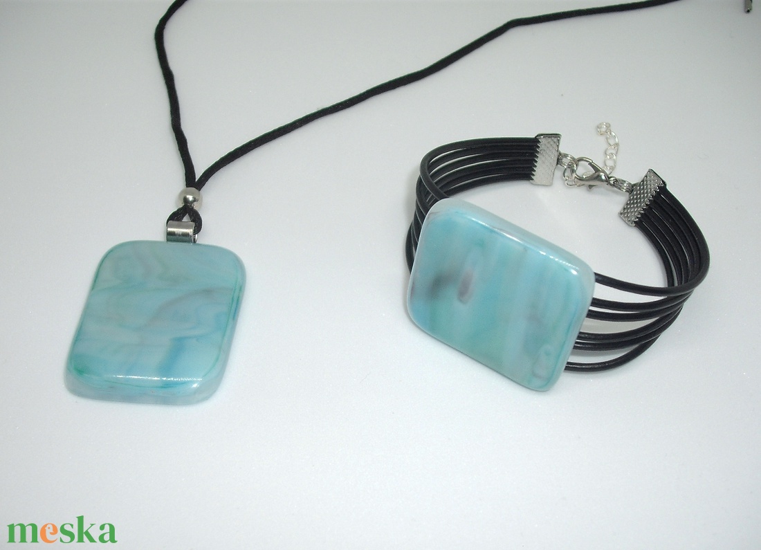 ÜVEG MEDÁL KARKÖTŐVEL türkiz színű üvegből - ékszer - ékszerszett - Meska.hu