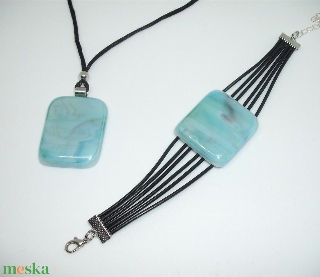 ÜVEG MEDÁL KARKÖTŐVEL türkiz színű üvegből - ékszer - ékszerszett - Meska.hu