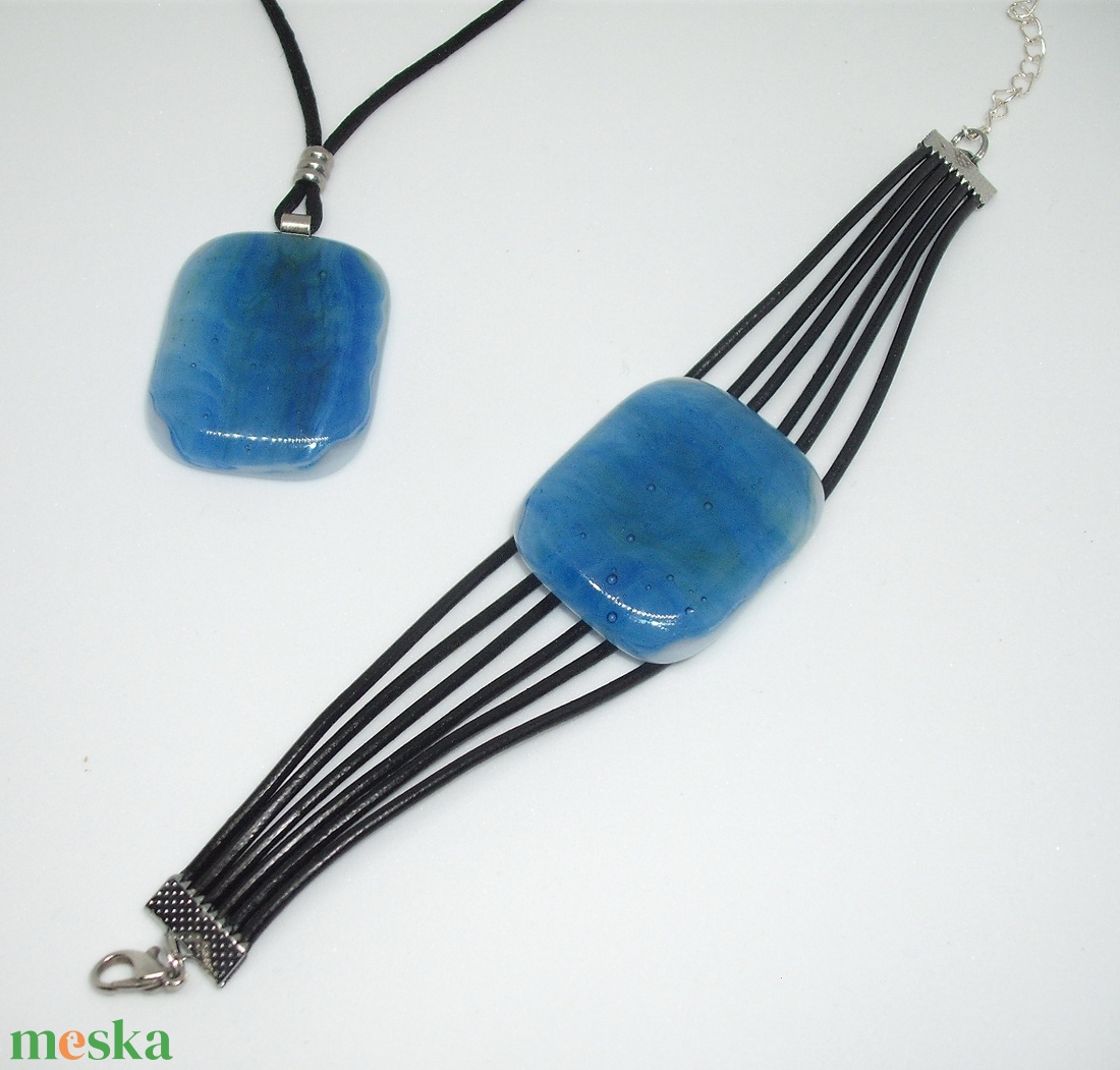 ÜVEG MEDÁL KARKÖTŐVEL türkiz színű üvegből - ékszer - ékszerszett - Meska.hu