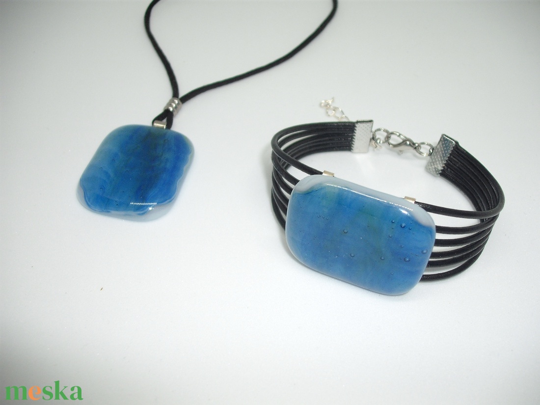 ÜVEG MEDÁL KARKÖTŐVEL türkiz színű üvegből - ékszer - ékszerszett - Meska.hu