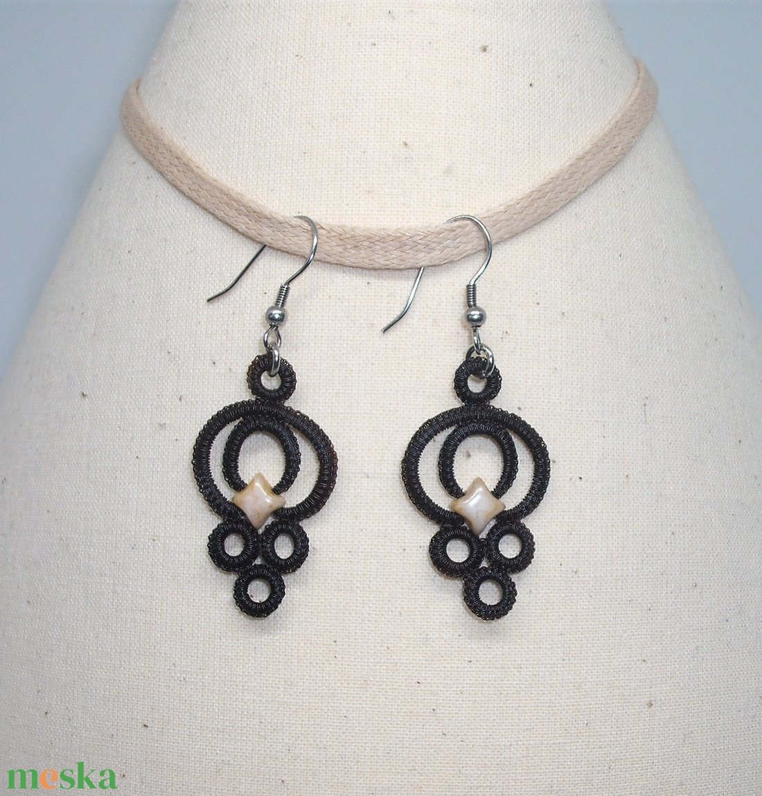 Lószőr fülbevaló,  halványkék színű üveggyönggyel - ékszer - fülbevaló - lógó fülbevaló - Meska.hu