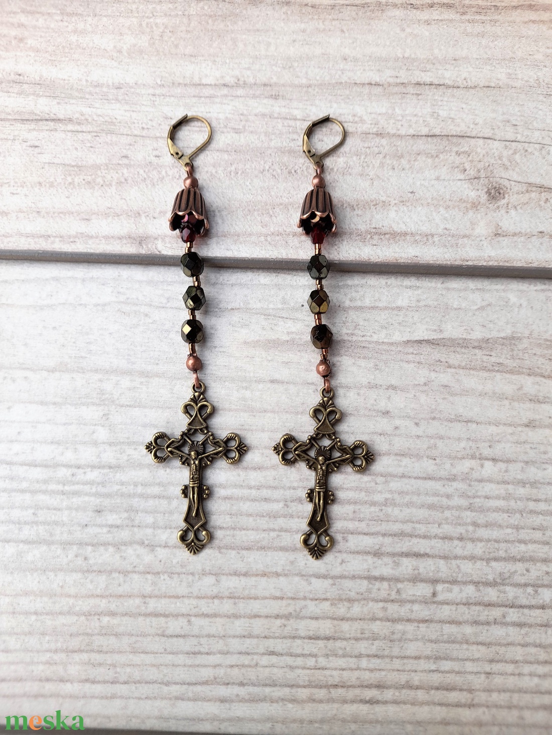 Vintage stílusú fülbevaló kereszt medállal - ékszer - fülbevaló - lógó fülbevaló - Meska.hu