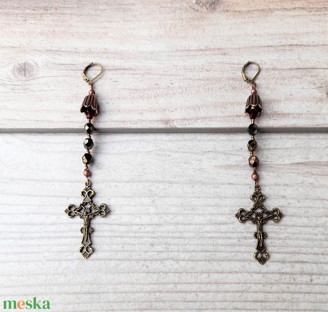 Vintage stílusú fülbevaló kereszt medállal - ékszer - fülbevaló - lógó fülbevaló - Meska.hu