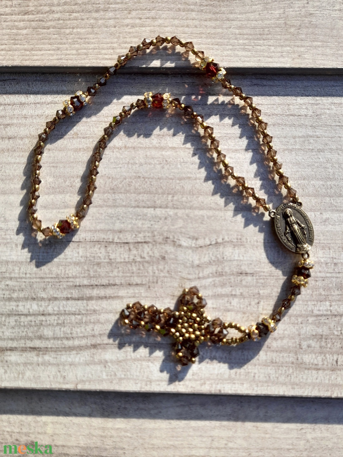Swarovski gyöngy rózsafüzér, katolikus rózsafüzér köztessel , Swarovski gyöngyökből fűzött kereszttel.  - otthon & életmód - vallás - lánc & füzér - Meska.hu