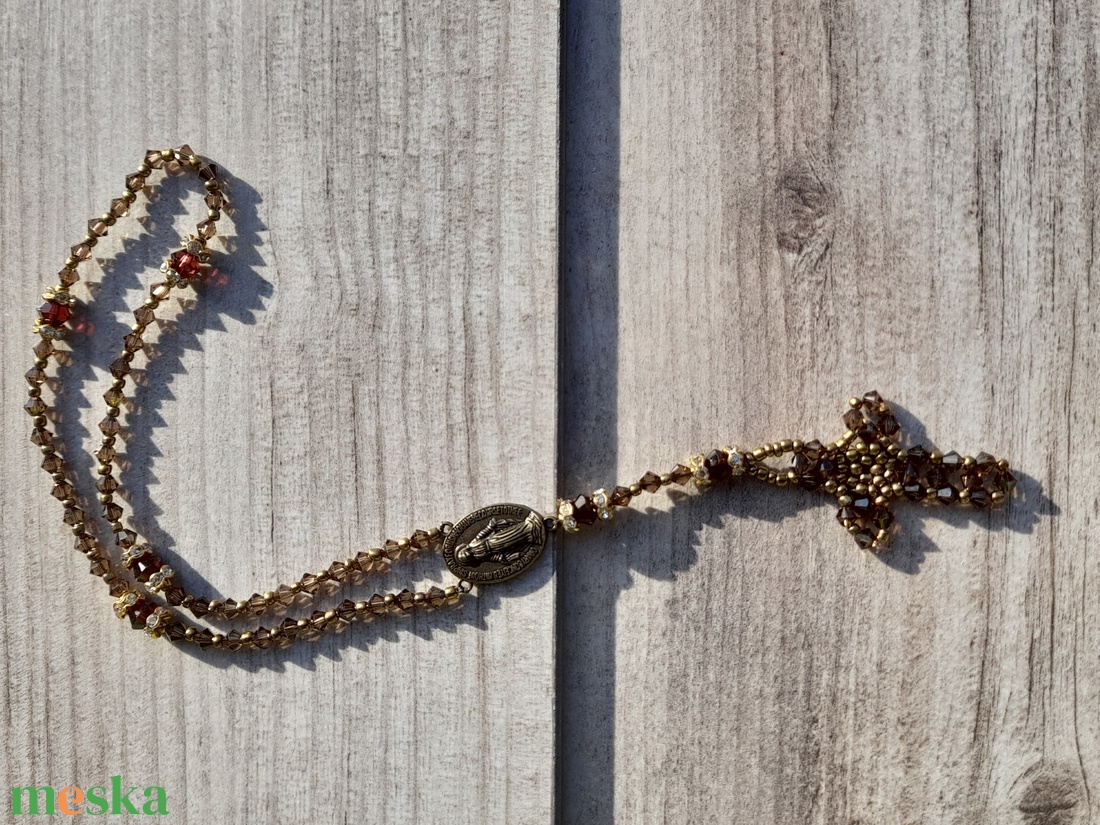 Swarovski gyöngy rózsafüzér, katolikus rózsafüzér köztessel , Swarovski gyöngyökből fűzött kereszttel.  - otthon & életmód - vallás - lánc & füzér - Meska.hu