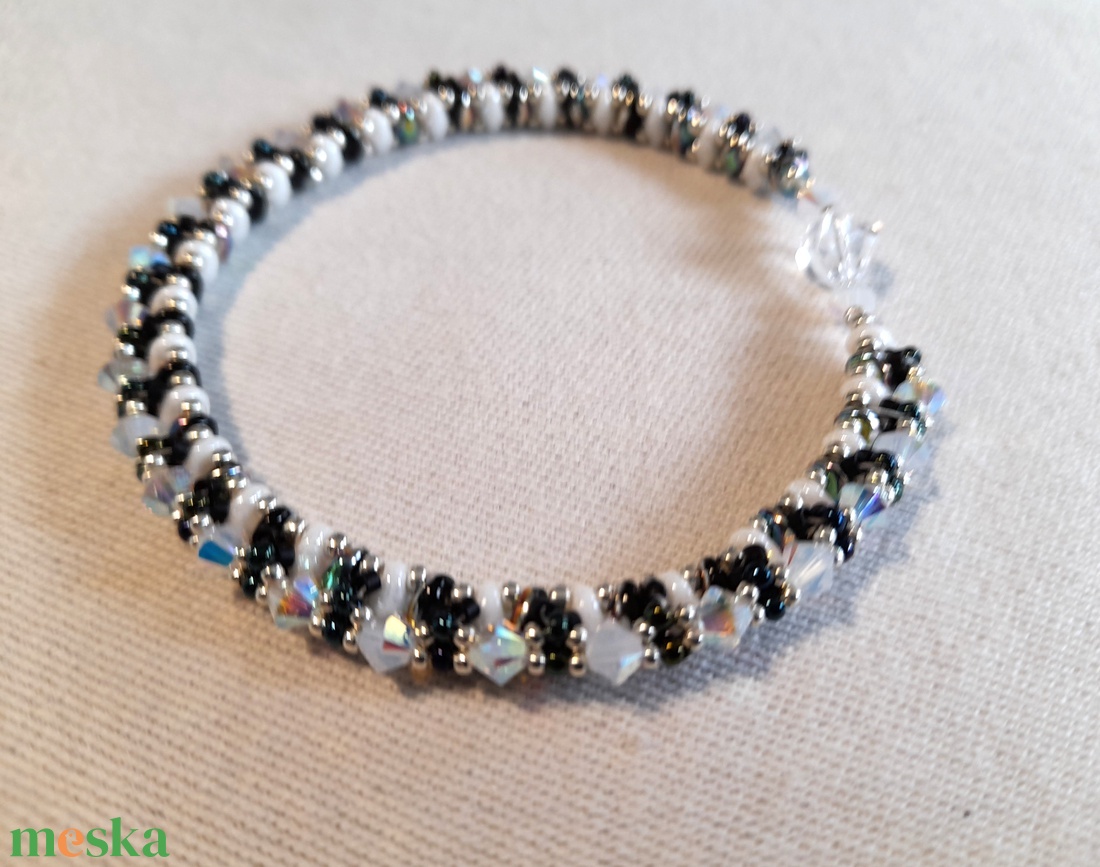 Swarovski gyöngyökkel készült, feket-fehér karkötő és fülbevaló szett - ékszer - ékszerszett - Meska.hu