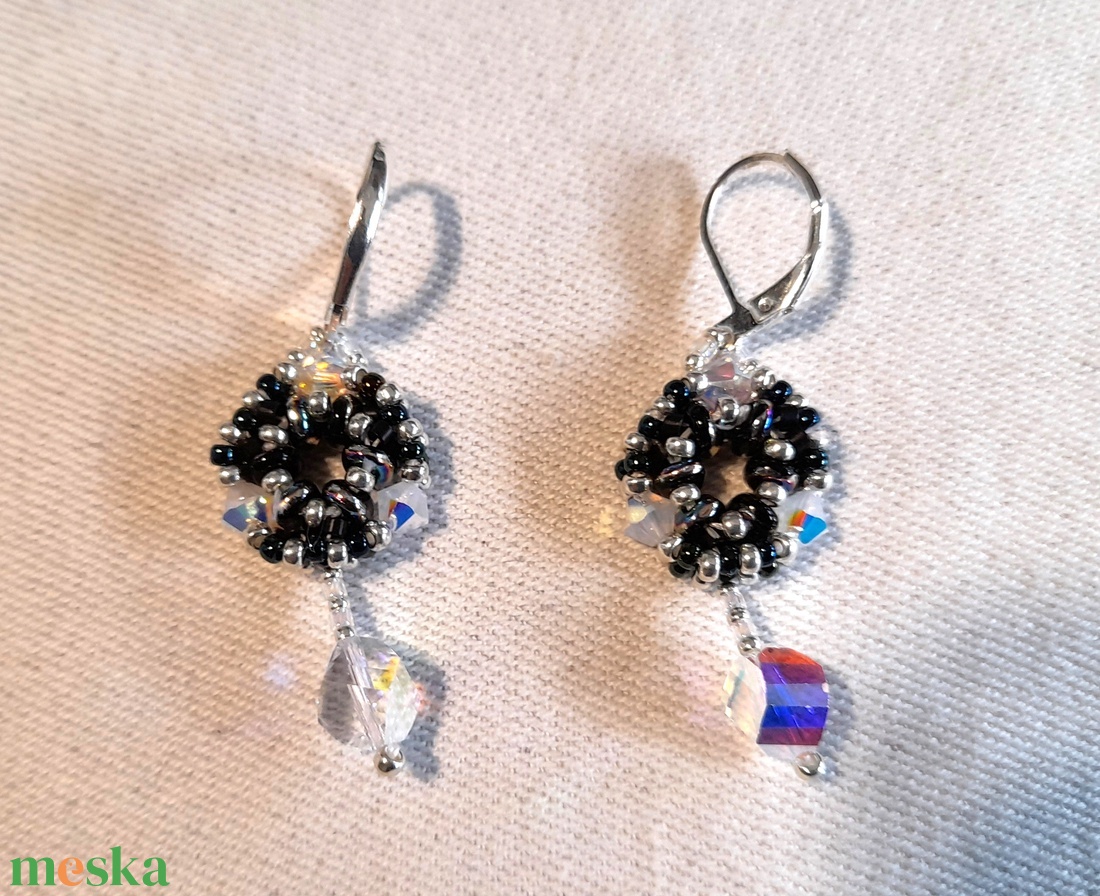 Swarovski gyöngyökkel készült, feket-fehér karkötő és fülbevaló szett - ékszer - ékszerszett - Meska.hu