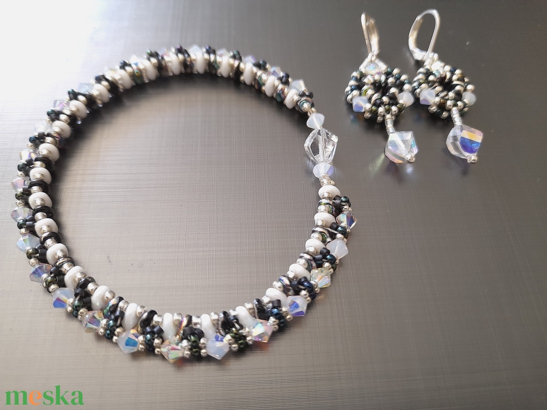 Swarovski gyöngyökkel készült, feket-fehér karkötő és fülbevaló szett - ékszer - ékszerszett - Meska.hu
