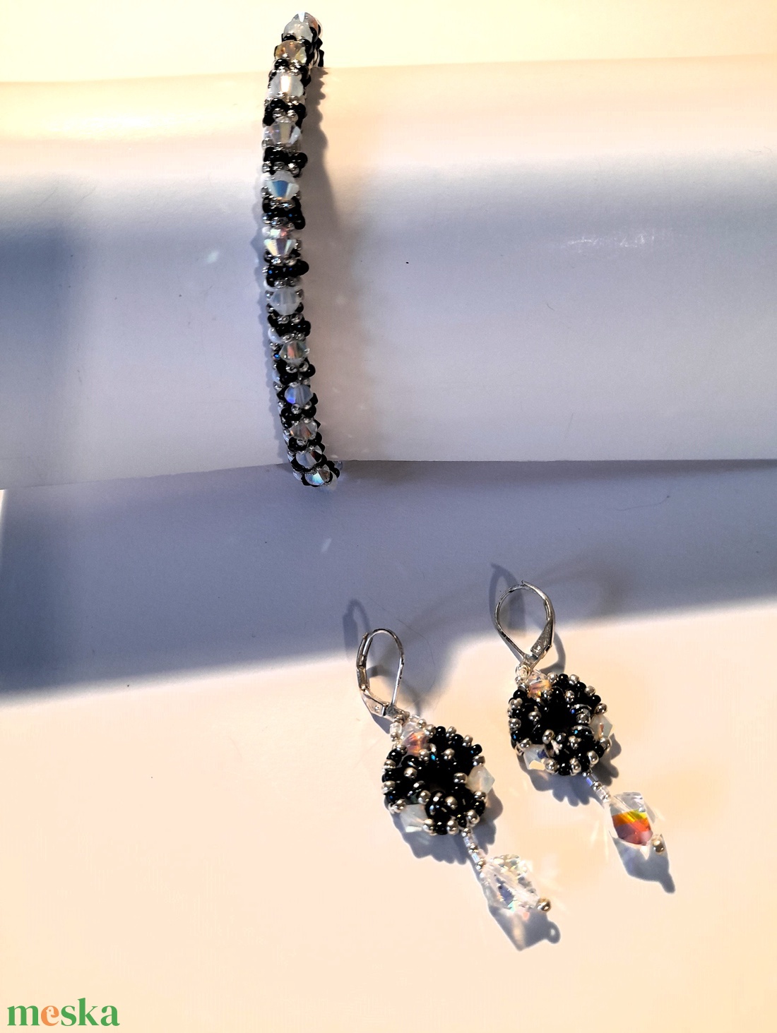 Swarovski gyöngyökkel készült, feket-fehér karkötő és fülbevaló szett - ékszer - ékszerszett - Meska.hu