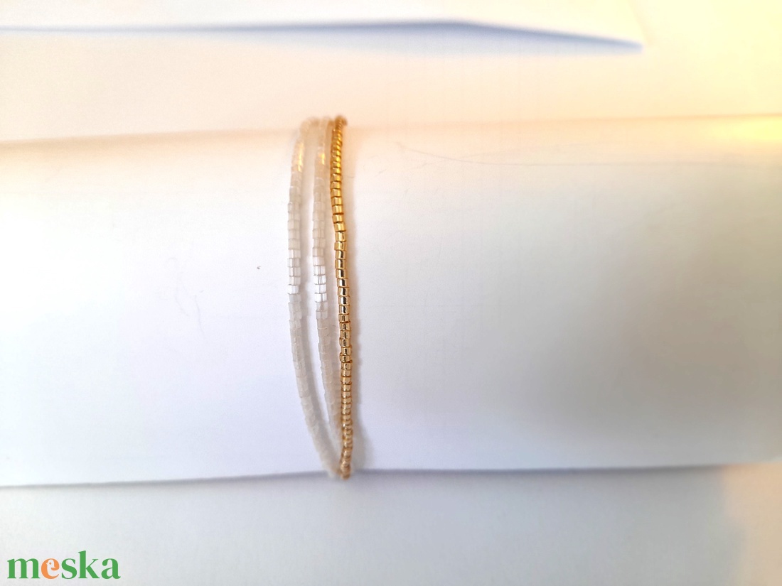 Fehér - arany minimál karkötő / minimalista ékszer - ékszer - karkötő - gyöngyös karkötő - Meska.hu