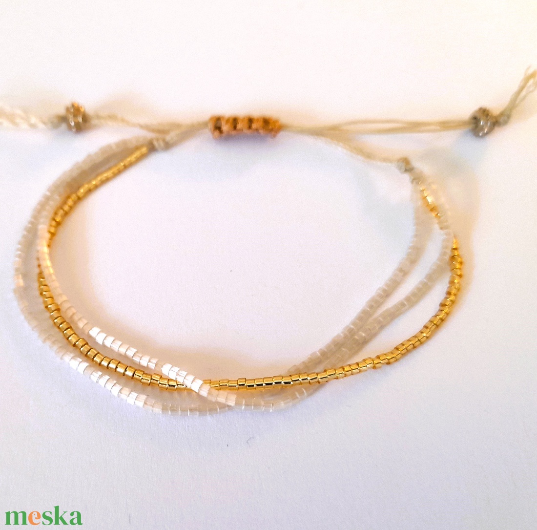 Fehér - arany minimál karkötő / minimalista ékszer - ékszer - karkötő - gyöngyös karkötő - Meska.hu