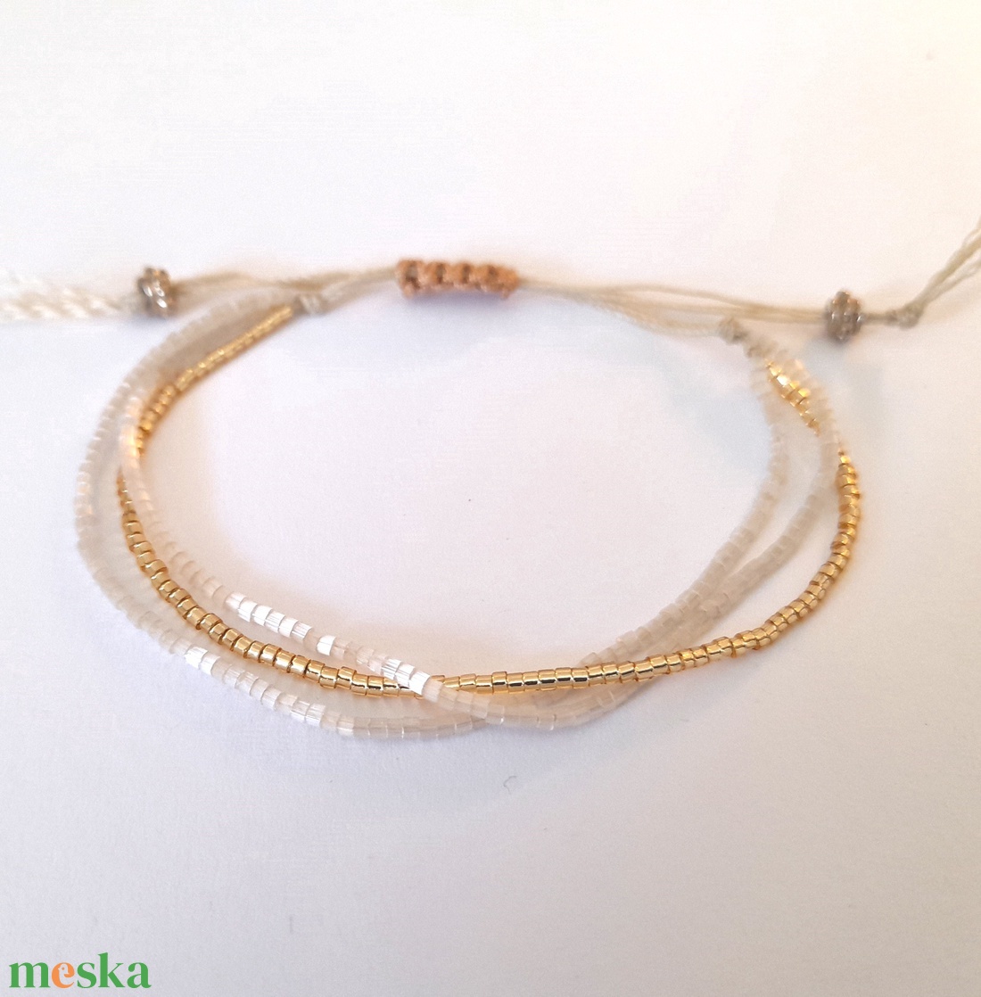 Fehér - arany minimál karkötő / minimalista ékszer - ékszer - karkötő - gyöngyös karkötő - Meska.hu
