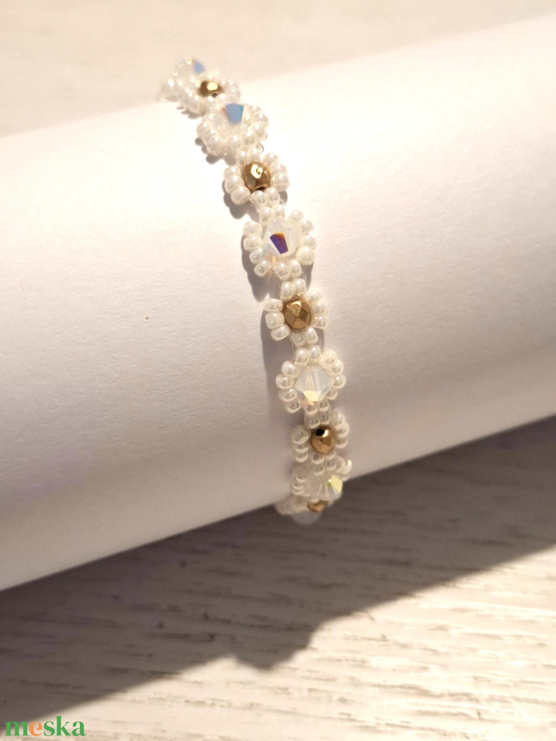 Gyöngyfűzött virág karkötő - swarovski gyöngyökkel - ékszer - karkötő - gyöngyös karkötő - Meska.hu