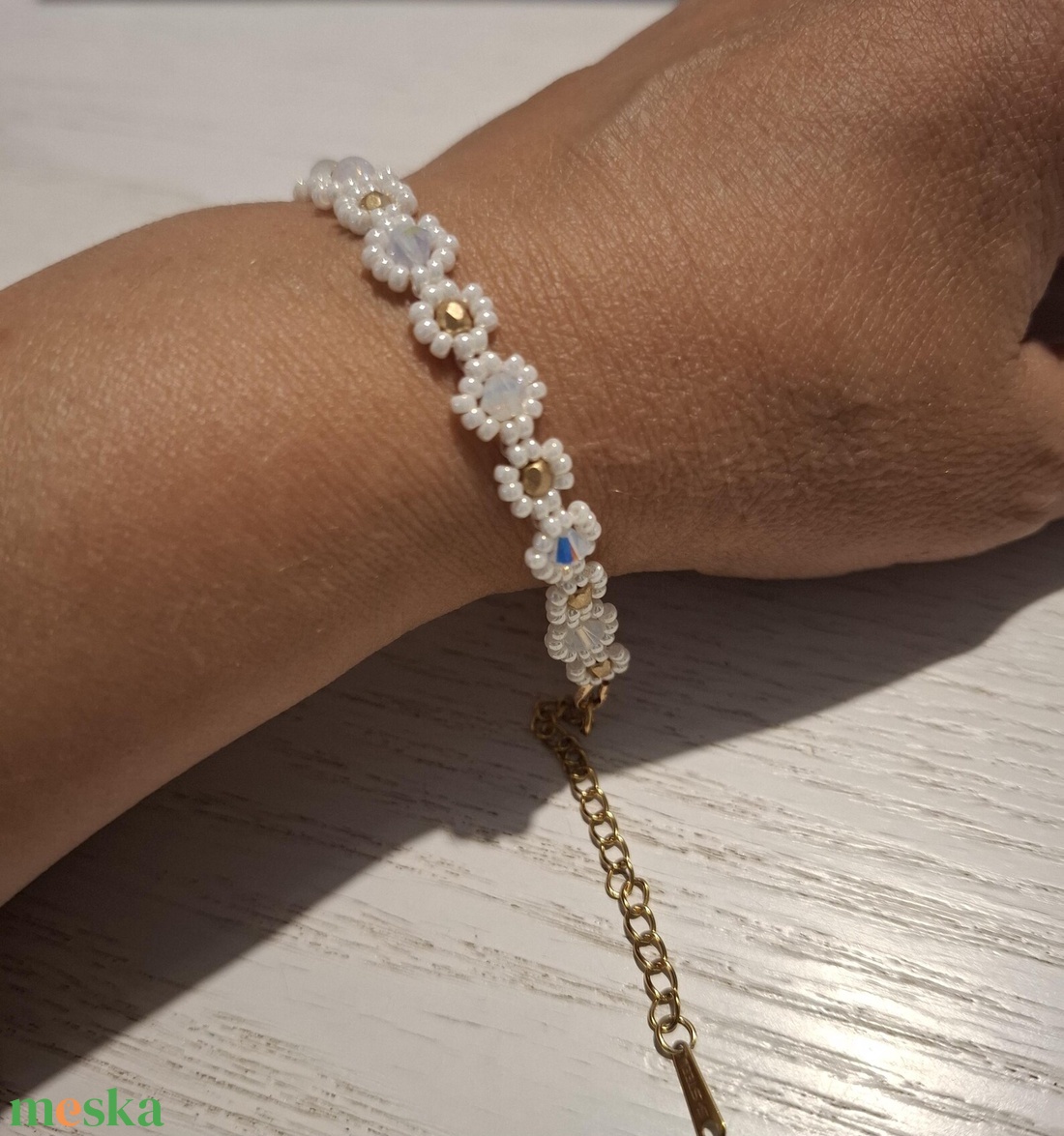 Gyöngyfűzött virág karkötő - swarovski gyöngyökkel - ékszer - karkötő - gyöngyös karkötő - Meska.hu