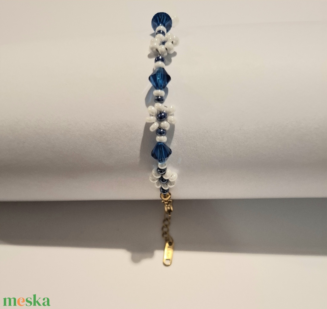 Gyöngyfűzött virág karkötő - swarovski gyöngyökkel - ékszer - karkötő - gyöngyös karkötő - Meska.hu