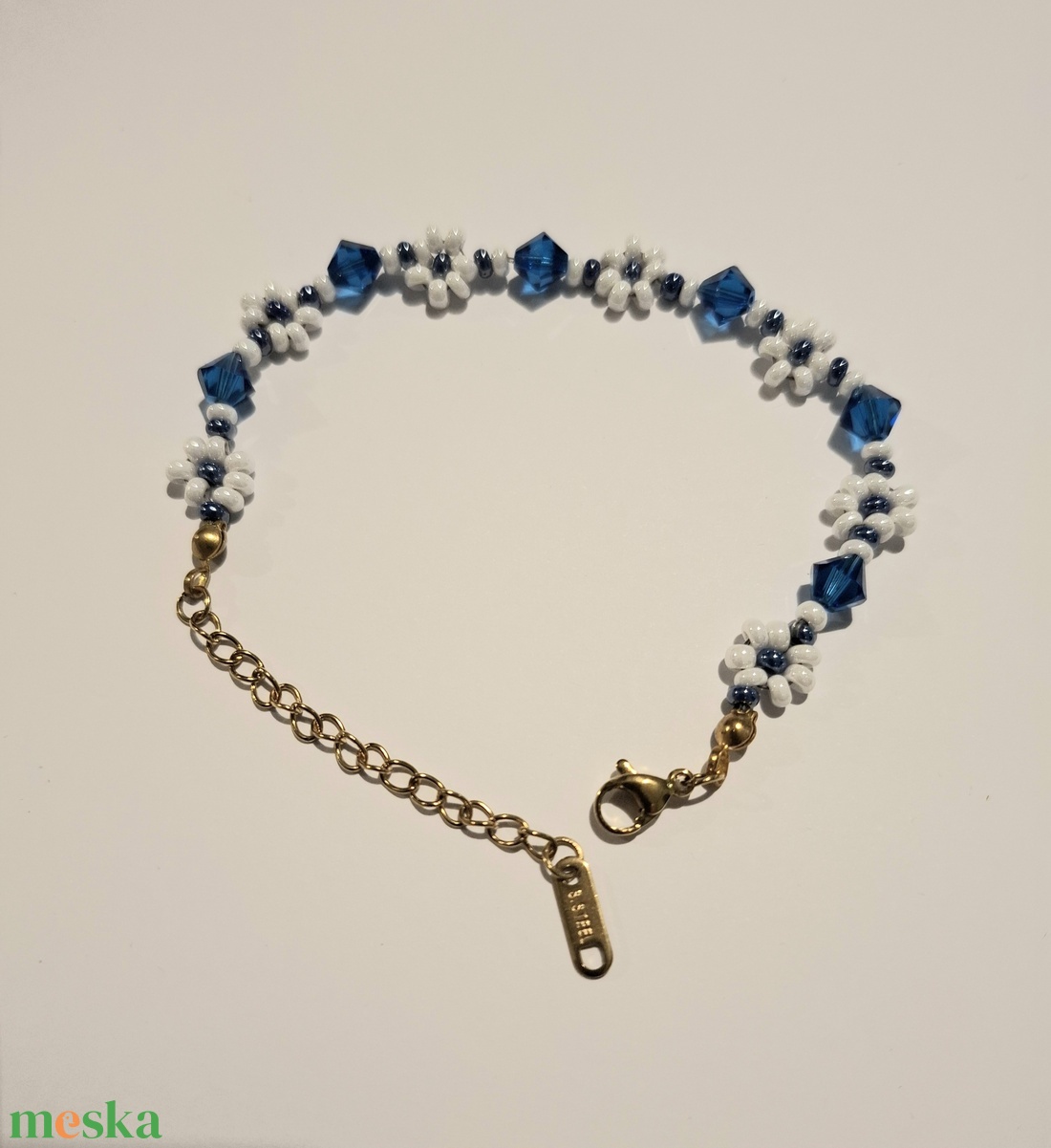 Gyöngyfűzött virág karkötő - swarovski gyöngyökkel - ékszer - karkötő - gyöngyös karkötő - Meska.hu