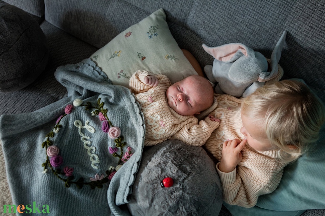 Hímzett virágkoszorús kötött baba takaró - baba - mama - baba ágynemű - babatakaró, gyerek pléd - Meska.hu