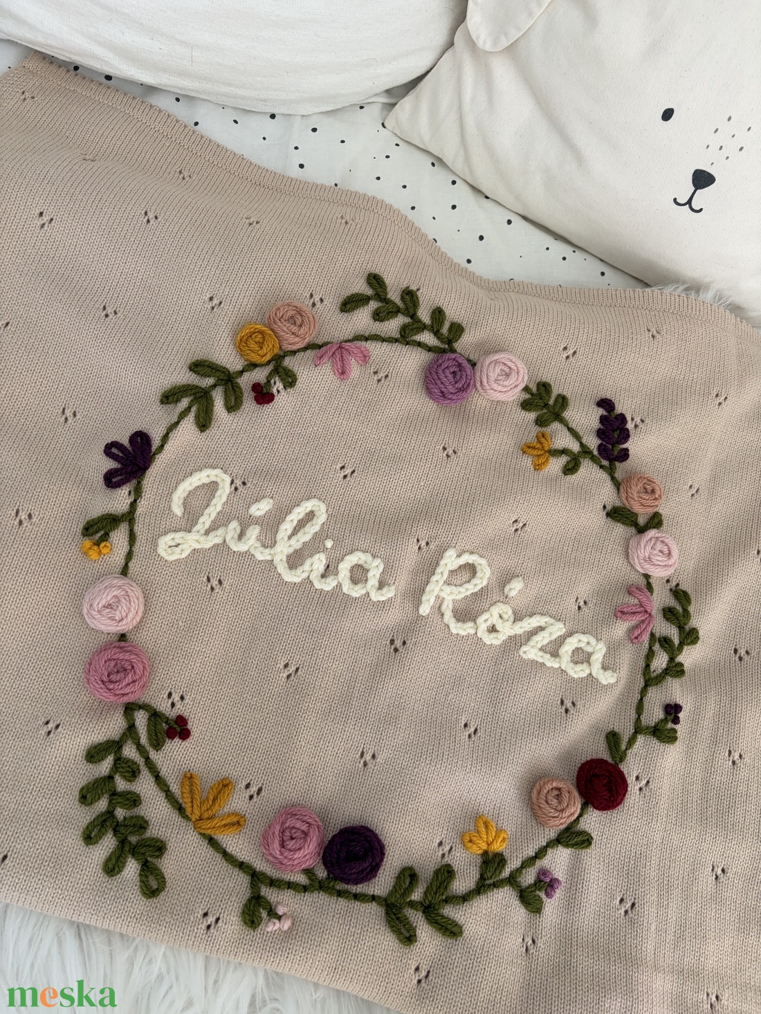 Hímzett virágkoszorús kötött baba takaró - baba - mama - baba ágynemű - babatakaró, gyerek pléd - Meska.hu