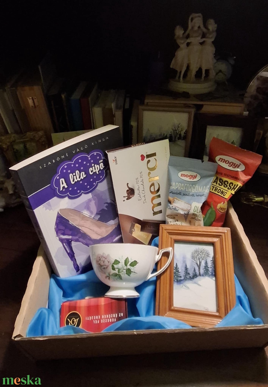 Bájosan kedves bekuckózós, nasis, angol csészés, könyves ajándékdoboz - otthon & életmód - papír, írószer - ajándékozás kellékei - ajándékzsák, csomagolás - Meska.hu