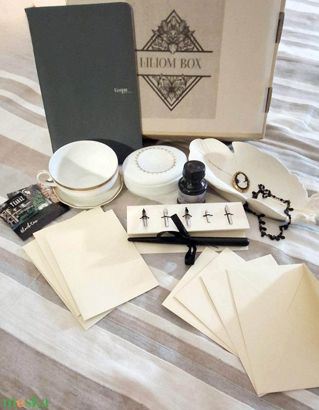 Tartalmas kalligráfiai porcelános ajándékdoboz - otthon & életmód - papír, írószer - ajándékozás kellékei - ajándékzsák, csomagolás - Meska.hu