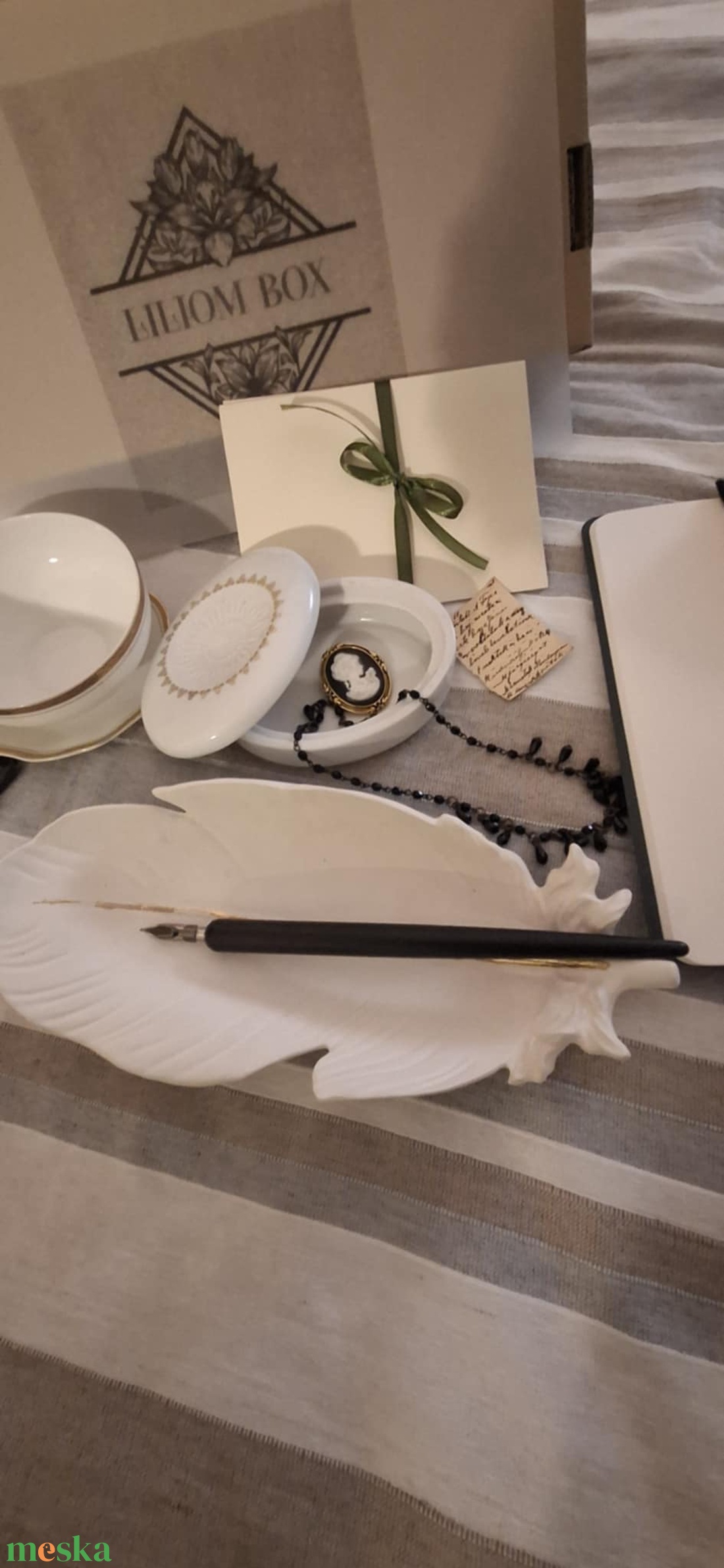 Tartalmas kalligráfiai porcelános ajándékdoboz - otthon & életmód - papír, írószer - ajándékozás kellékei - ajándékzsák, csomagolás - Meska.hu