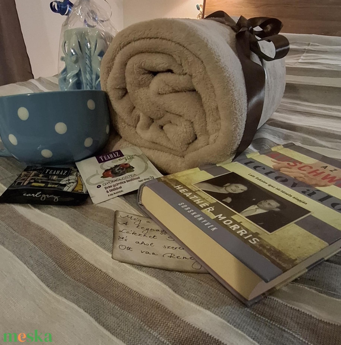Holokauszt témájú könyv, bekuckózós plédes, teázós ajándékdoboz - otthon & életmód - papír, írószer - ajándékozás kellékei - ajándékzsák, csomagolás - Meska.hu