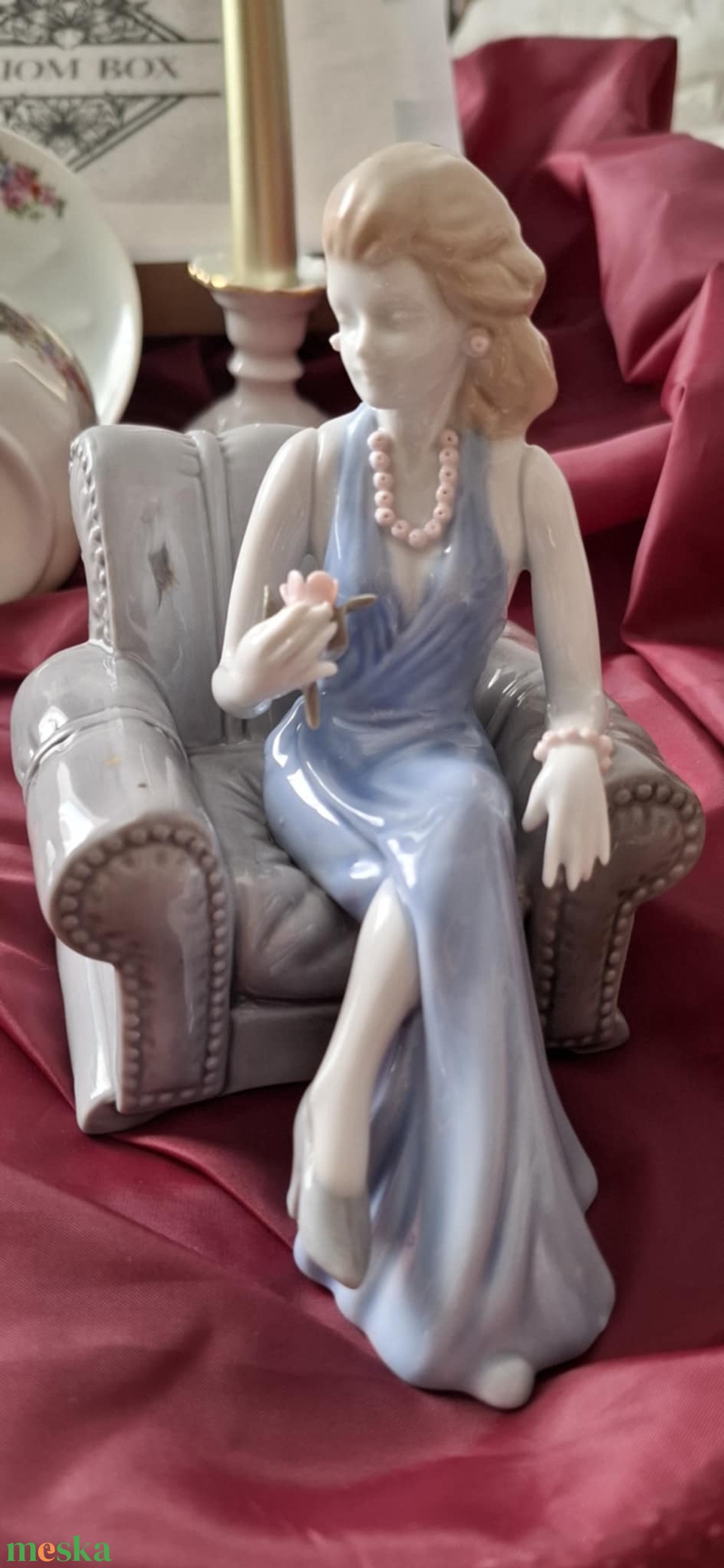 Kék ruhás fotelos porcelán hölgyfigura teáskészlettel könyves ajándékdoboz - otthon & életmód - papír, írószer - ajándékozás kellékei - ajándékzsák, csomagolás - Meska.hu