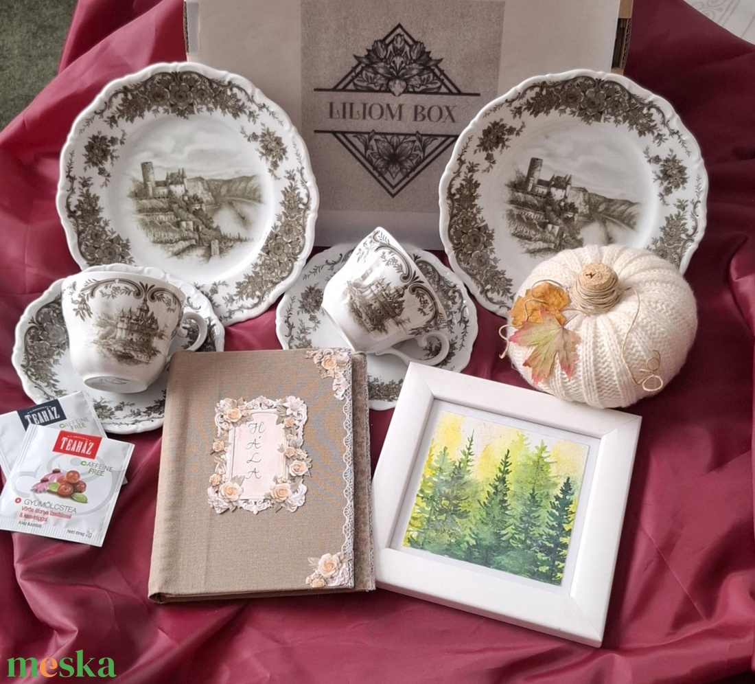 Jelenetes porcelánszett naplós, teás, bekuckózós, téli napokra ajándékdoboz - otthon & életmód - papír, írószer - ajándékozás kellékei - ajándékzsák, csomagolás - Meska.hu